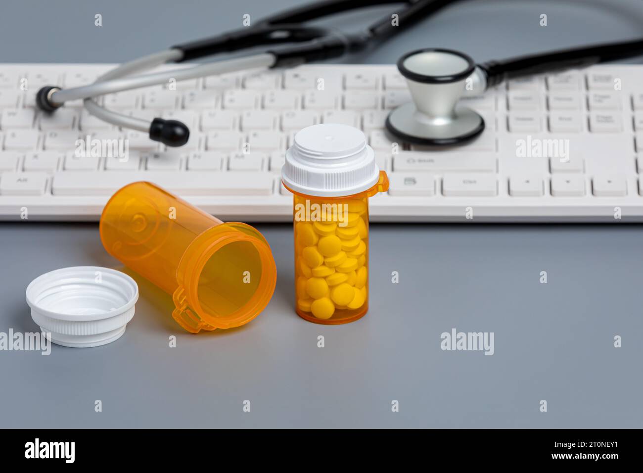 Verschreibungspflichtige Medikamente und Medikamentenflaschen mit Computertastatur. Gesundheitswesen, Telemedizin und Online-Apotheke Konzept. Stockfoto