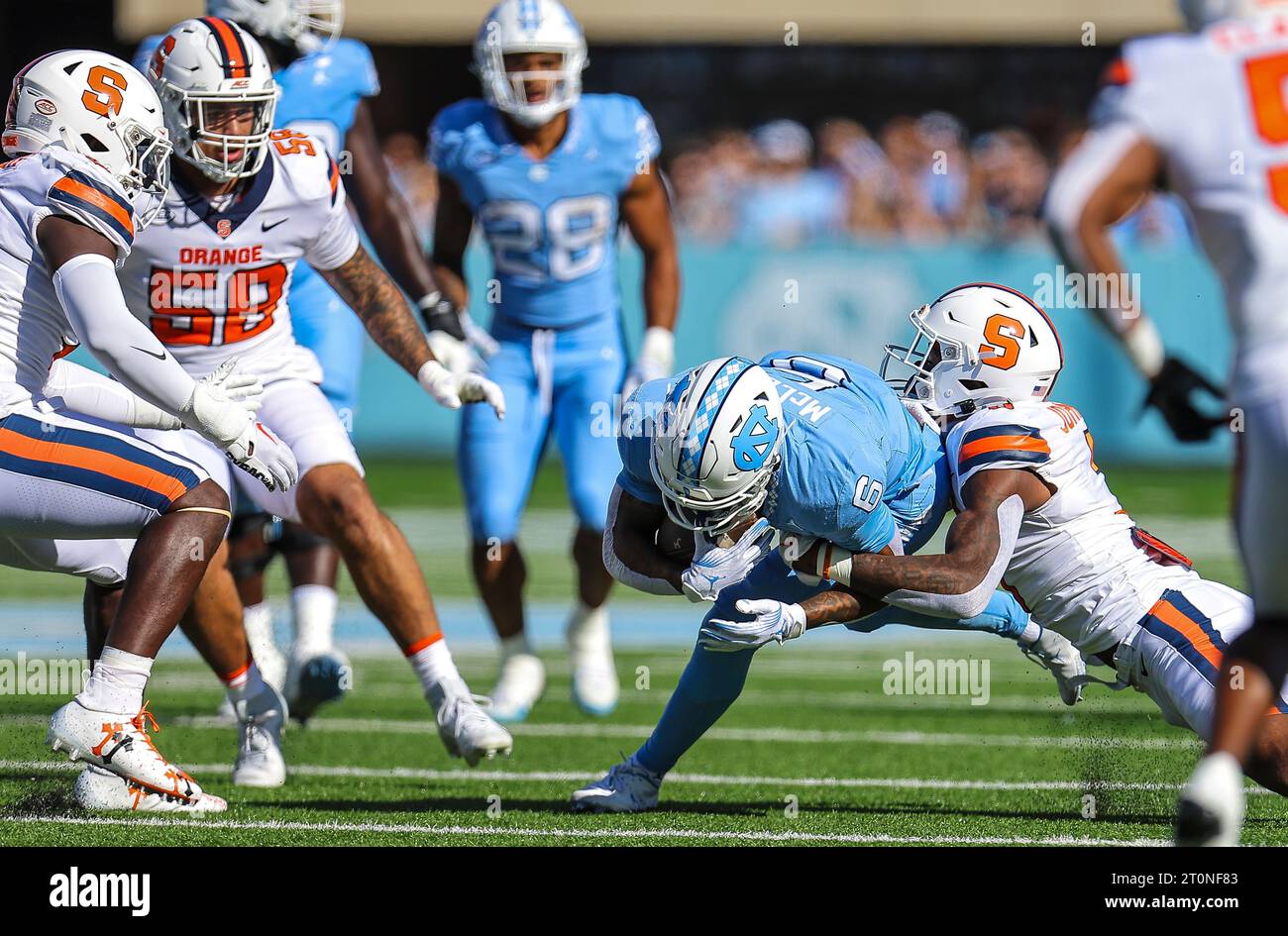 7. Oktober 2023: Nate McCollum (6) wird von Syracuse Verteidiger angegriffen. NCAA-Fußballspiel zwischen der Syracuse University und der University of North Carolina im Kenan Memorial Stadium in Chapel Hill, North Carolina. David Beach/CSM Stockfoto