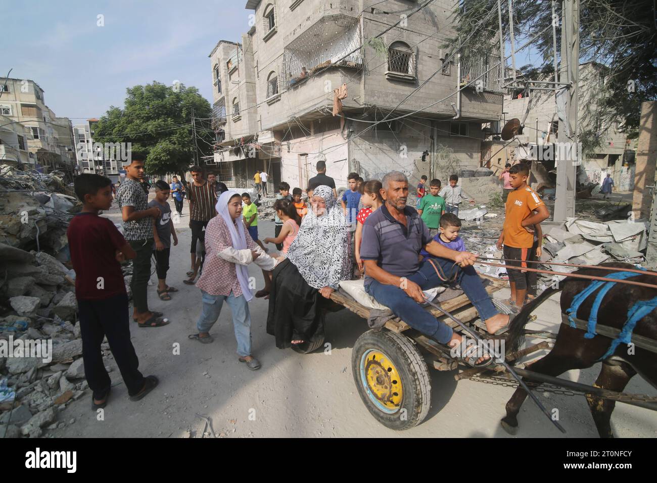 Palästinenser inspizieren die Ruinen eines Gebäudes, das bei israelischen Luftangriffen in Rafah im Süden des Gazastreifens zerstört wurde Palästinenser inspizieren die Ruinen eines Gebäudes, das bei israelischen Luftangriffen in Rafah im Süden des Gazastreifens am 8. Oktober 2023 zerstört wurde. Seit Anfang dieses Jahres wurden 572 Palästinenser getötet, wie von israelischen Besatzungskräften und Siedlern, darunter 313 während der andauernden israelischen Aggression auf Gaza, sagte das Gesundheitsministerium heute in einem Bericht. Foto: Mahmoud Fareed apaimages Rafah Gazastreifen palästinensisches Gebiet 081023 RAFAH MF 2 007 Copyright: Xapaimage Stockfoto