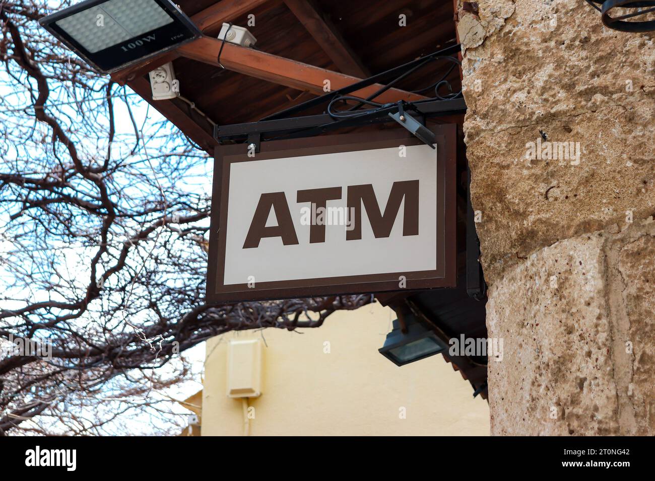 Ein Geldautomat hängt in der Altstadt von Rhodos City und informiert über einen Geldautomat in der Nähe Stockfoto