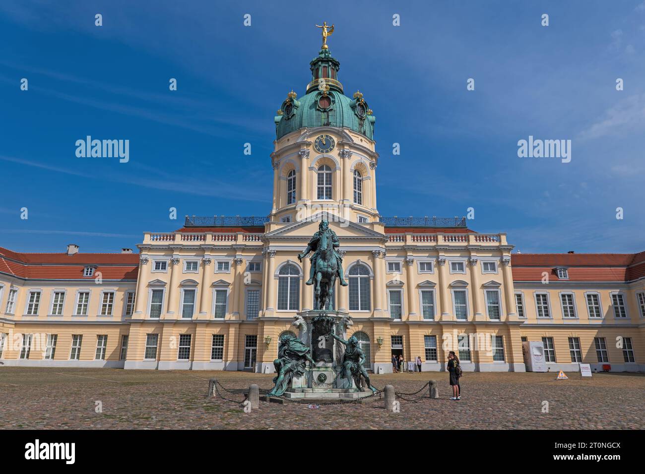 Berlin, Deutschland - 5. August 2021 - Schloss Charlottenburg und Statue von Friedrich Wilhelm I., barockes Wahrzeichen aus dem 17. Jahrhundert. Stockfoto