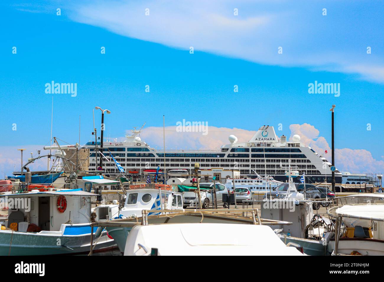 Das Kreuzfahrtschiff Azamara Pursuit hat im Hafen von Rhodos angedockt Stockfoto