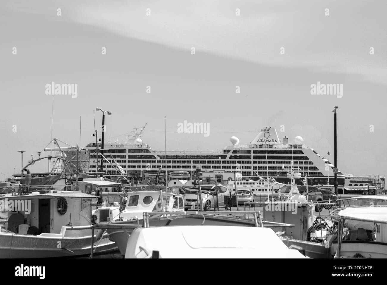 Das Kreuzfahrtschiff Azamara Pursuit legte in Schwarz-weiß am Hafen von Rhodos an Stockfoto