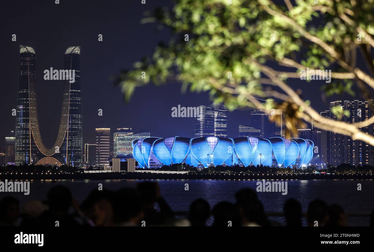 Hangzhou, chinesische Provinz Zhejiang. Oktober 2023. Die Menschen sehen sich das Hangzhou Olympic Sports Center Stadion in Hangzhou in der ostchinesischen Provinz Zhejiang am 8. Oktober 2023 an. Quelle: Pan Yulong/Xinhua/Alamy Live News Stockfoto