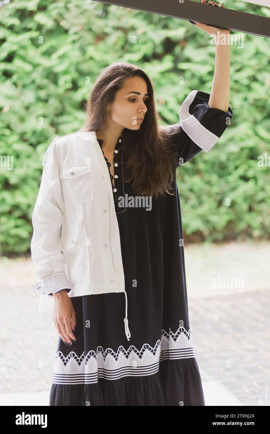 Schöne Frau in Vintage-weißem Kleid steht draußen, Filmmarn, selektiver Fokus. Stimmungsvolle Stimmung, Mittsommer, märchenhaft, authentisch Stockfoto