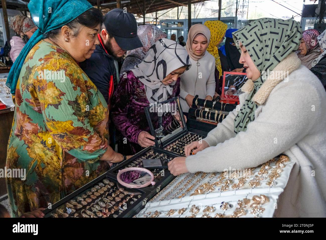 OSH, Kirgisistan - 8. Oktober 2023: Eine Frau, die Schmuck auf dem Jayma Basar in Osh, Kirgisistan verkauft. Stockfoto