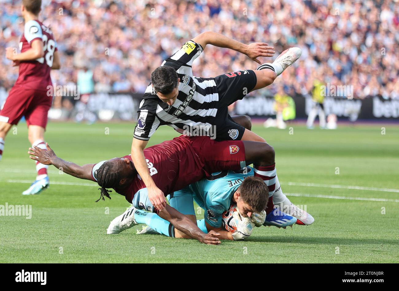 London, Großbritannien. Oktober 2023. Michail Antonio aus West Ham United trifft sich während des Premier League-Spiels im London Stadium mit Nick Pope aus Newcastle United und Fabian Schar aus Newcastle United. Der Bildnachweis sollte lauten: Paul Terry/Sportimage Credit: Sportimage Ltd/Alamy Live News Stockfoto