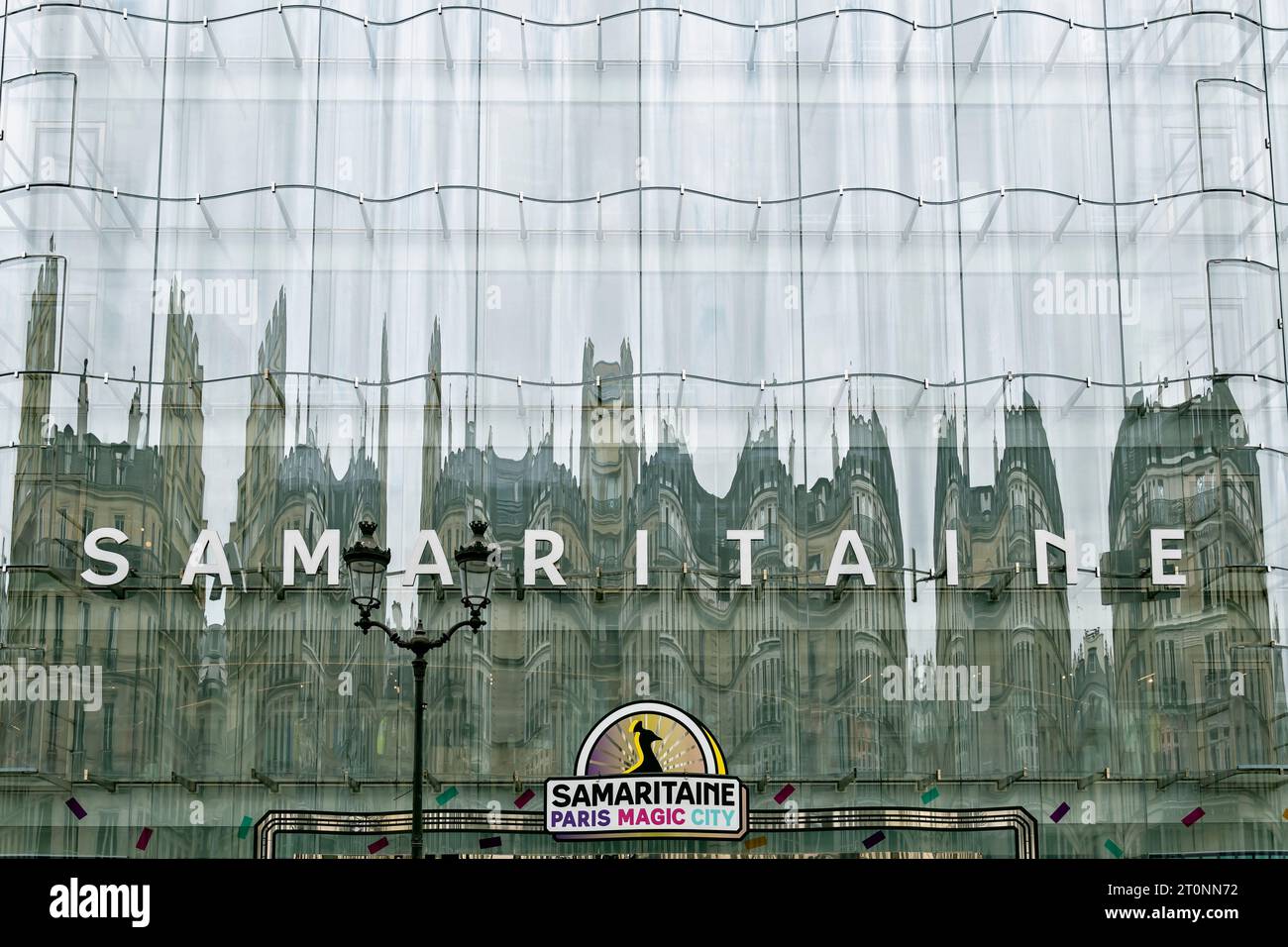 Das Kaufhaus La Samaritaine in der Rue de Rivoli. Reflexionen der gegenüberliegenden Gebäude in der neuen Glasfassade. Paris, Frankreich, Europa, EU Stockfoto