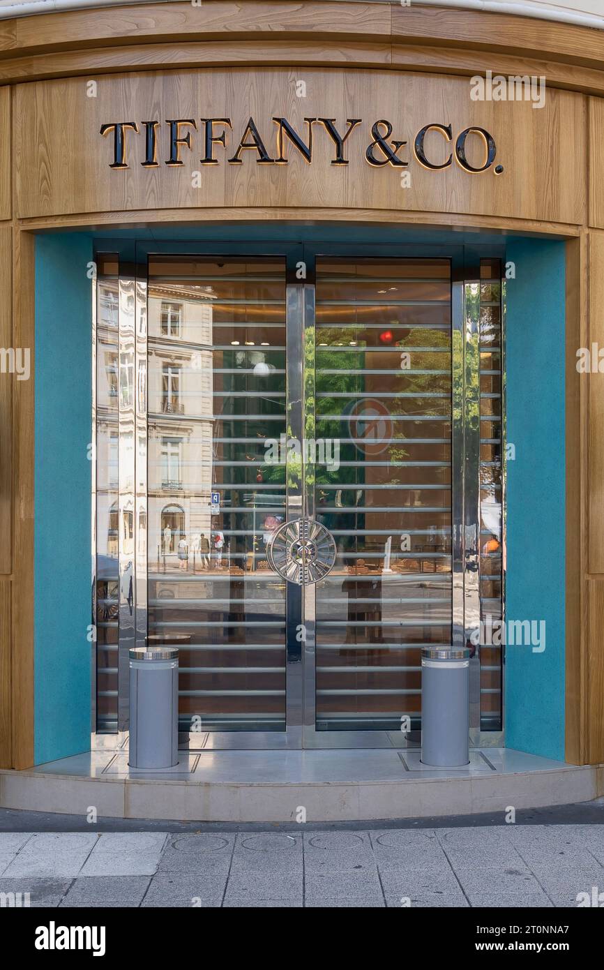 Tiffany & Co. Neue Flaggschiff-Boutique auf der Avenue Montaigne, wo Archivstücke in Paris, Frankreich, Europa und der Europäischen Union präsentiert werden Stockfoto