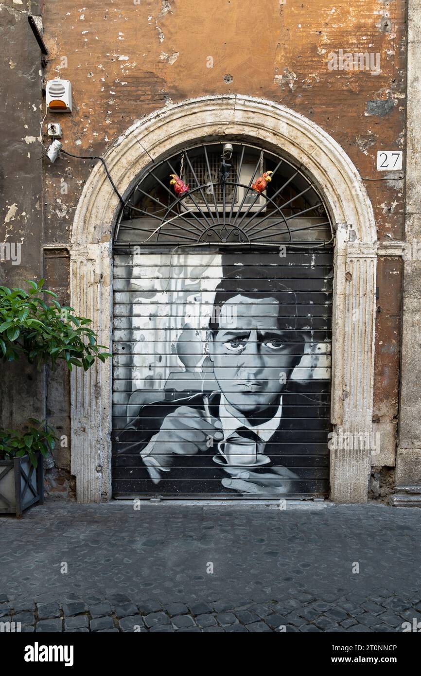 Verschluss eines Ladens im historischen Zentrum von Rom mit einer gemalten Illustration in Hommage an den berühmten italienischen Schauspieler Alberto Sordi, Rom, Italien, Europa Stockfoto