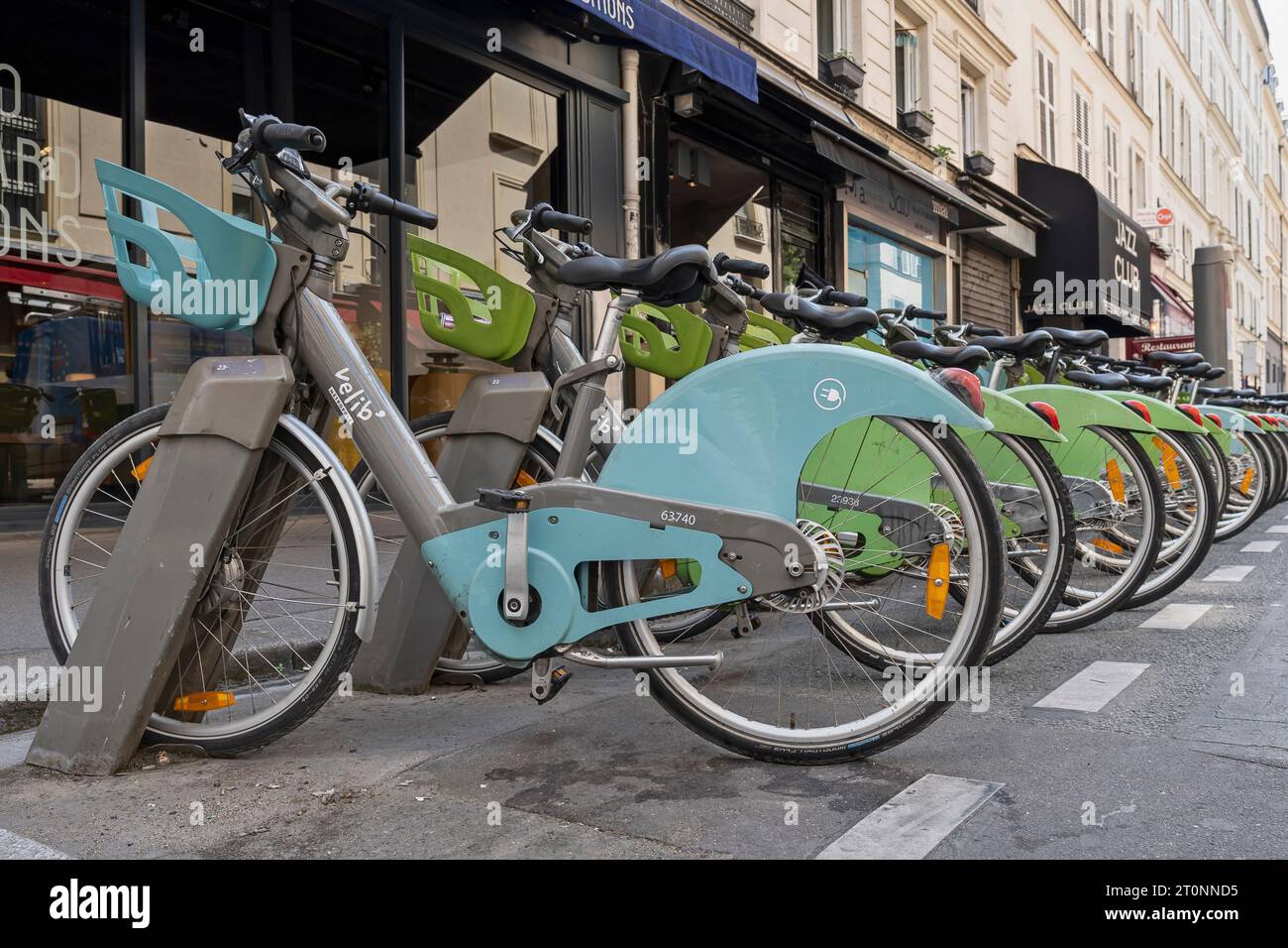 Velib Fahrradverleih Dockingstation. Fahrrad-Sharing-System. Fahrräder verschlossen, hintereinander geparkt. Ökologischer Alternativverkehr. Paris, Frankreich, Europa Stockfoto