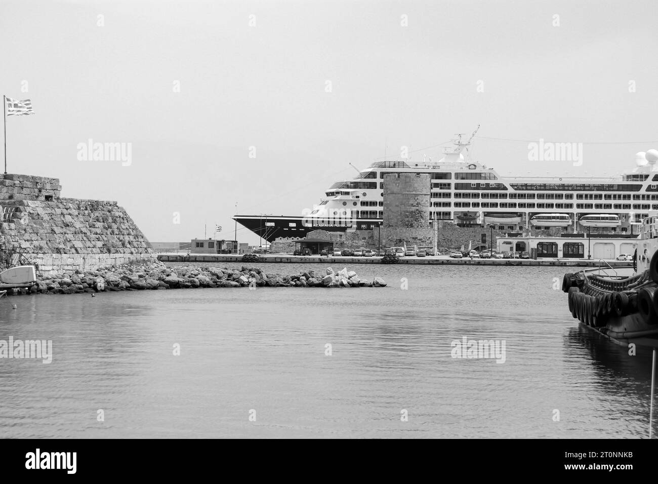 Das Kreuzfahrtschiff Azamara Pursuit legte in Schwarz-weiß am Hafen von Rhodos an Stockfoto