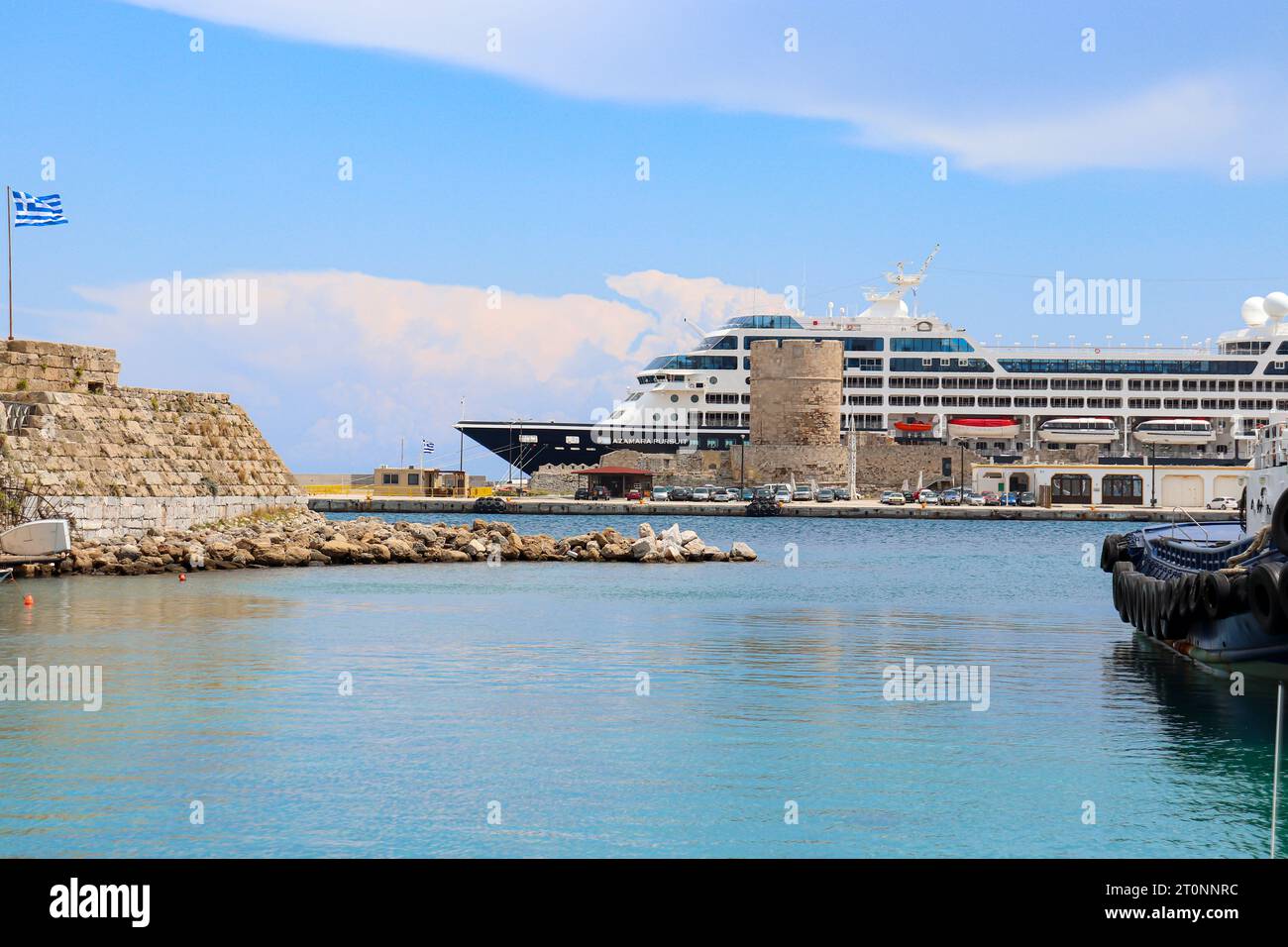 Das Kreuzfahrtschiff Azamara Pursuit hat im Hafen von Rhodos angedockt Stockfoto