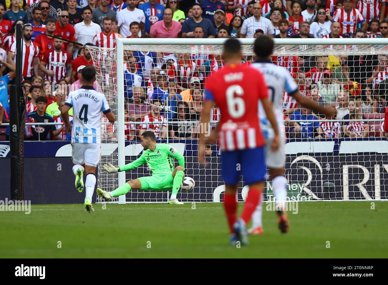 Madrid, Spanien. Oktober 2023. Atleticos Lino punktet am 9. Tag des La Liga EA Sports Match zwischen Atletico de Madrid und Real Sociedad im Civitas Metropolitano Stadium in Madrid, Spanien, am 8. Oktober 2023. Quelle: Edward F. Peters/Alamy Live News Stockfoto