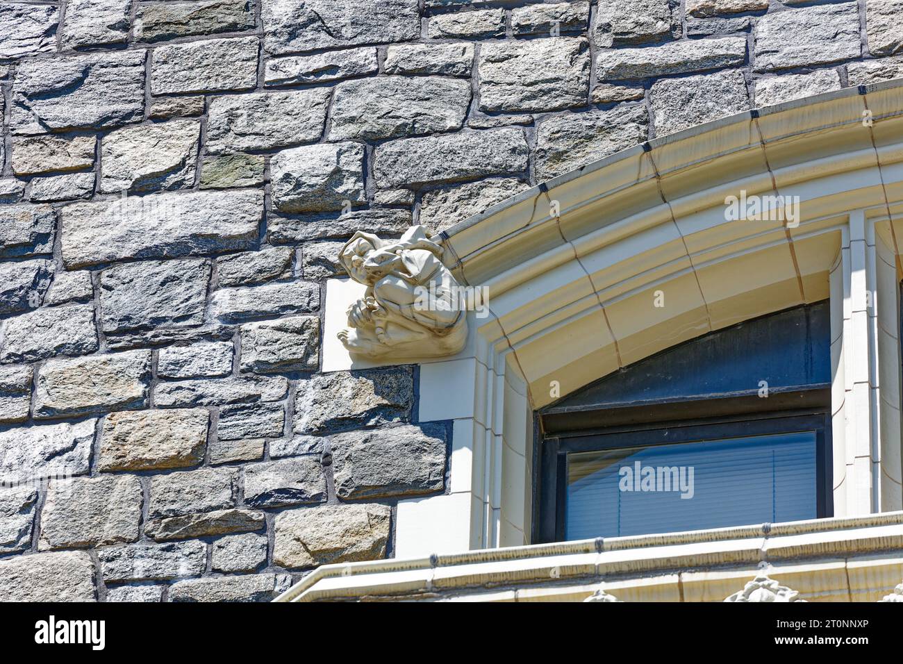 Die sechs original von George Post entworfenen gotischen Hallen des City College tragen 600 Terracotta-Grotesken, die die praktische und die bildende Kunst darstellen. Stockfoto