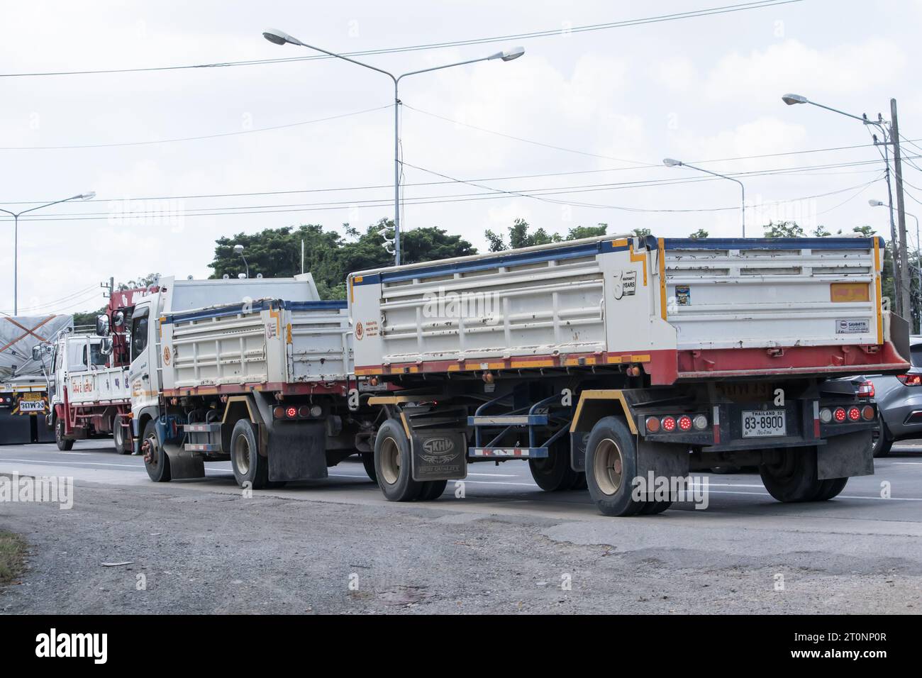 Chiangmai, Thailand - 22. Aug. 2023: Hino Dump Truck der Payawan Transport Company. Foto an der Straße Nr. 121, etwa 8 km von der Innenstadt von Chiangmai, Thail Stockfoto