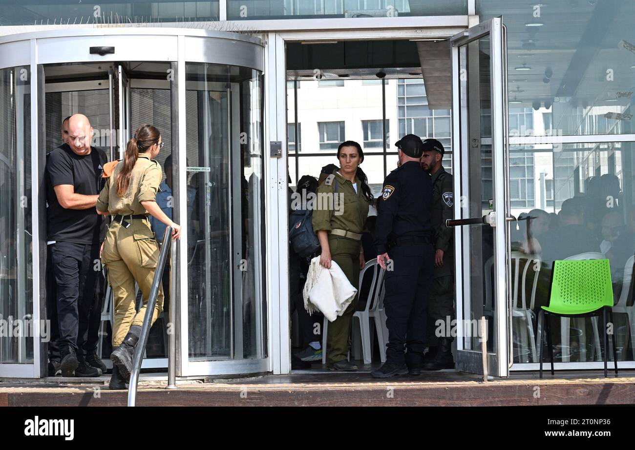 Lod, Israel. Oktober 2023. Israelische Familien bringen am Sonntag, den 8. Oktober 2023, persönliche Gegenstände von verschwundenen Angehörigen zur israelischen Polizeistation LAHAV 433 in Lod für DNA-Tests. Das Hauptkommando und die Polizei schickten einen Aufruf für persönliche Gegenstände vermisster Personen, die vermutlich mehr als 700 Personen umfassen. Die israelischen Behörden sagen, dass mehr als 600 Menschen getötet und mindestens 100 von den palästinensischen Militanten Hamas gefangen genommen wurden, nachdem sie überraschend aus Gaza auf israelisches Gebiet eingedrungen waren. Foto: Debbie Hill/ Credit: UPI/Alamy Live News Stockfoto