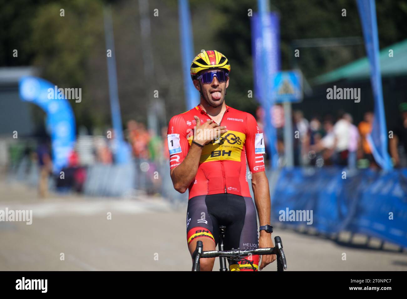 Pontevedra, Spanien, 7. Oktober 2023: Der Radfahrer Felipe Orts (1) erreicht die Ziellinie während des Herrenelitentests der Gran Premio Cidade de Pontevedra 2023 am 7. Oktober 2023 in Pontevedra, Spanien. (Foto: Alberto Brevers / Pacific Press/SIPA USA) Stockfoto