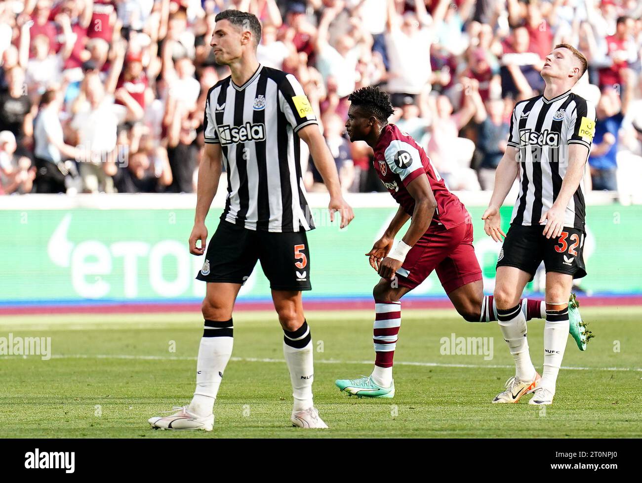 Mohammed Kudus (Mitte) von West Ham United feiert das zweite Tor ihrer Mannschaft, als Fabian Schar von Newcastle United (links) und Elliot Anderson während des Premier League-Spiels im London Stadium in London niedergeschlagen aussieht. Bilddatum: Sonntag, 8. Oktober 2023. Stockfoto