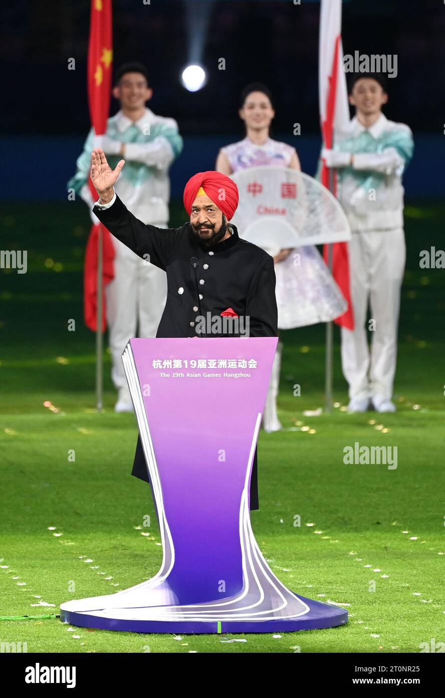 Hangzhou, chinesische Provinz Zhejiang. Oktober 2023. Raja Randhir Singh, amtierender Präsident des Olympischen Rates Asiens (OCA), spricht am 8. Oktober 2023 im Stadion des Hangzhou Olympic Sports Center in Hangzhou, ostchinesische Provinz Zhejiang. Quelle: Huang Zongzhi/Xinhua/Alamy Live News Stockfoto