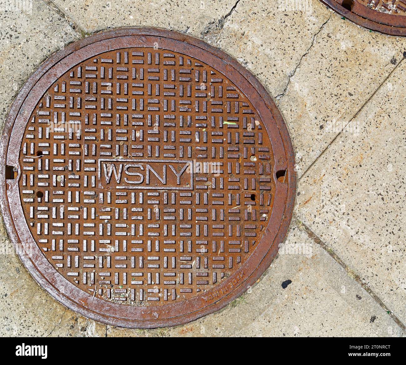 WSNY-Ventile und Schachtdeckel erinnern an die ursprüngliche Funktion des 135th Street Gatehouse, die Wasserversorgung nach New York City. Stockfoto