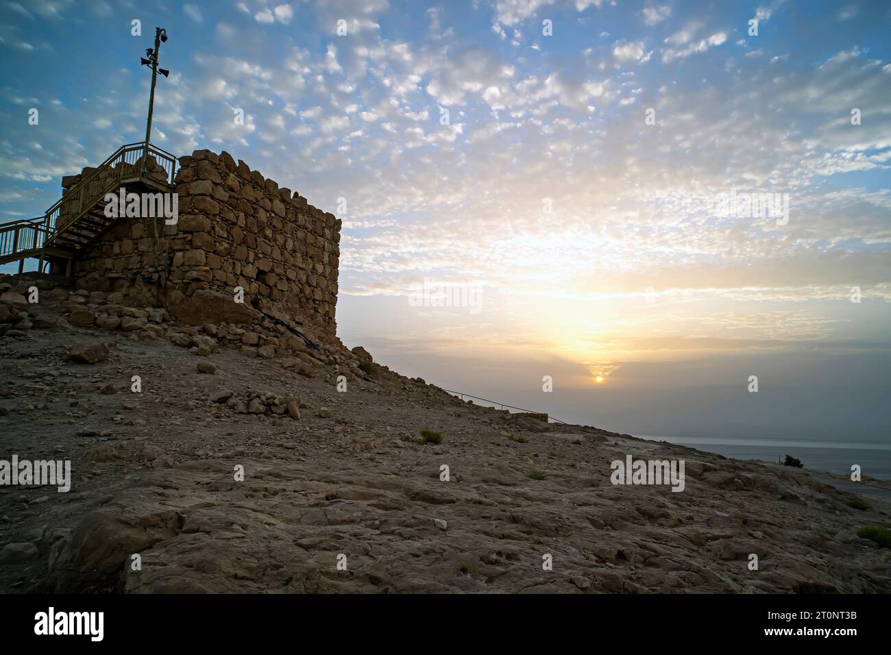 Der höchste Turm von Masada gegen den bewölkten Himmel in der Morgendämmerung in der Sonne. Historischen Ausgrabungen auf den Ruinen der alten Ära. Israel Stockfoto