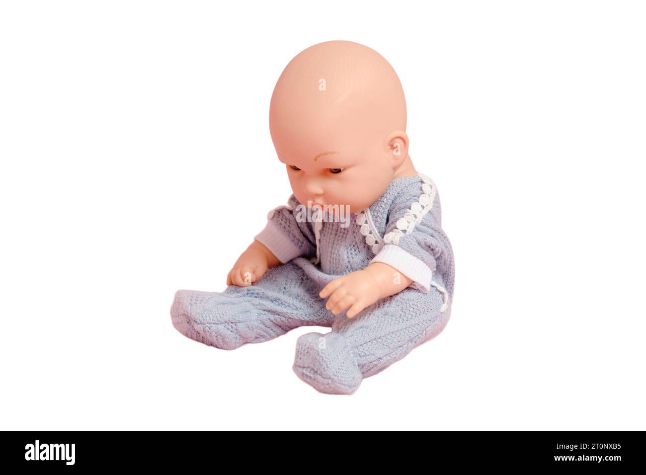 Babypuppe mit einem Glatzkopf in einem Studio, isoliert auf weißem Hintergrund. Kinderspielzeug ohne Haare, Kopierraum Stockfoto