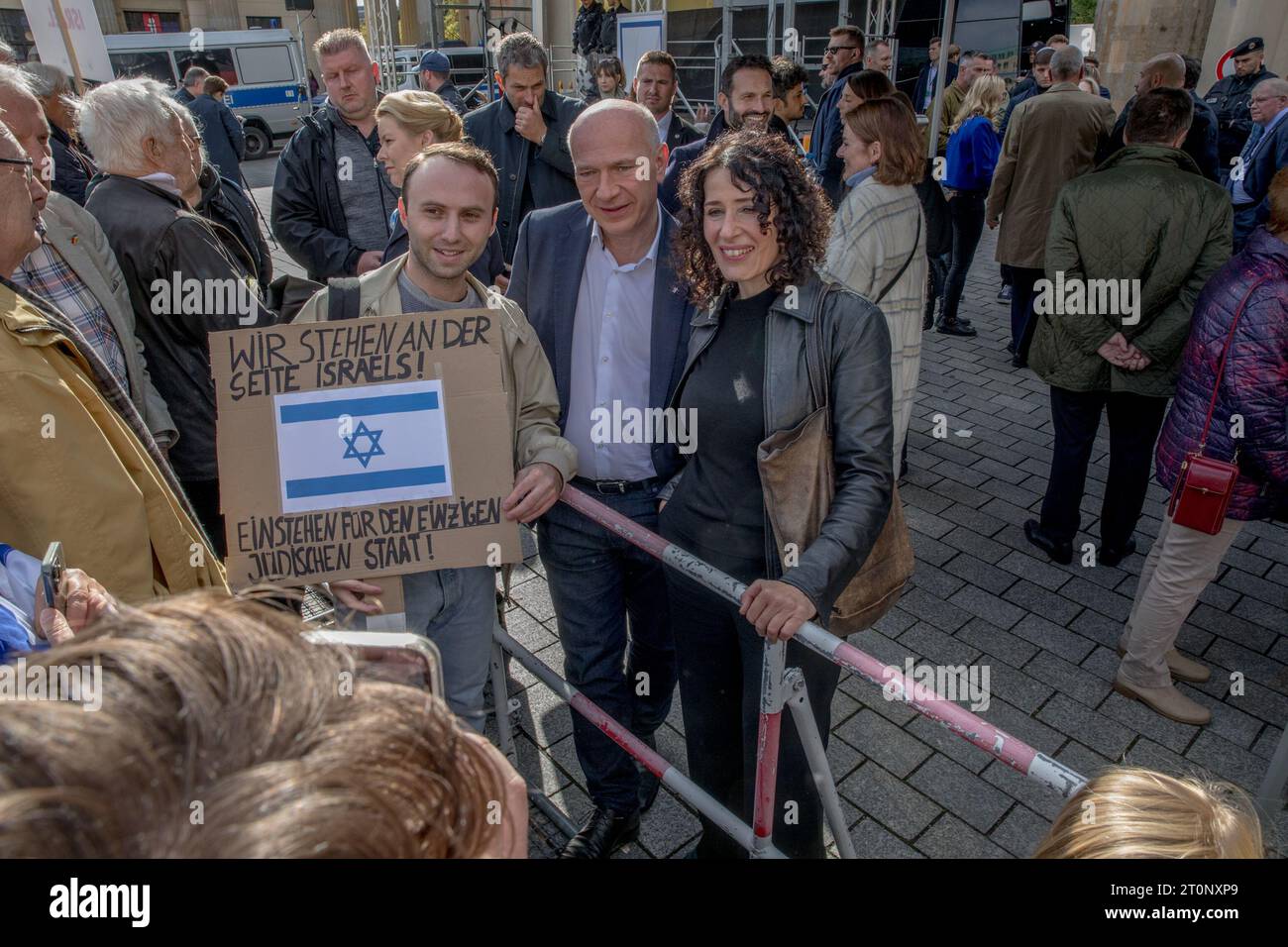 Berlin, Deutschland. Oktober 2023. Am 8. Oktober 2023 wurde Berlins Bürgermeister Kai Wegner zusammen mit Bettina Jarasch, der Senatorin für Umwelt, Mobilität, Verbraucher und Klimaschutz Berlins, gesehen. Im Meer der Teilnehmer zeigte ein Demonstrant ein Schild, auf dem er erklärte: "Wir stehen auf der Seite Israels und stehen für den einzigen jüdischen Staat." (Foto: Michael Kuenne/PRESSCOV/SIPA USA) Credit: SIPA USA/Alamy Live News Stockfoto