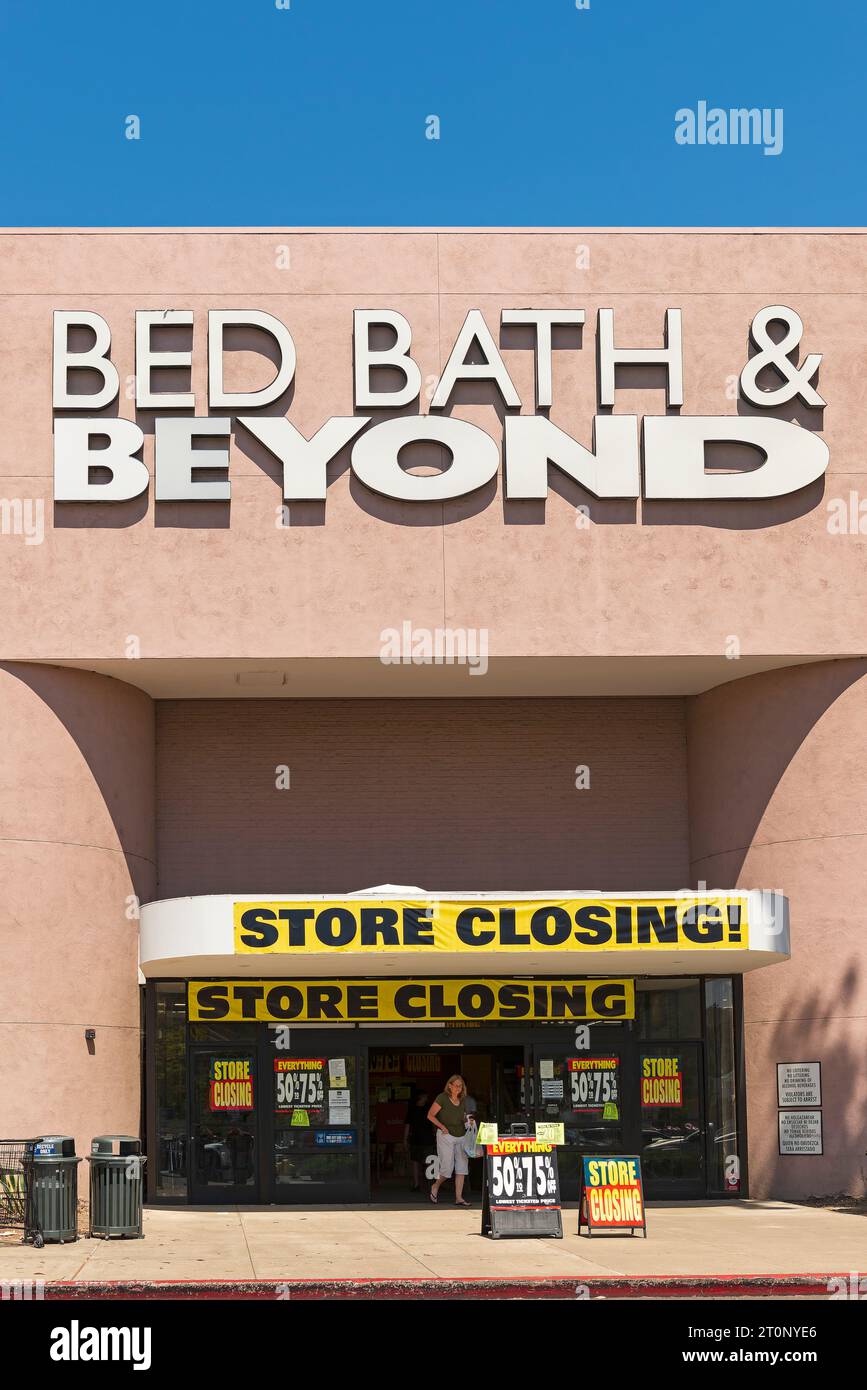 Bed Bath & Beyond Store Eingang mit Ladenschließungsbanner und Schildern, die auf Rabatte für den letzten Tag hinweisen, bei denen ein Käufer das Geschäft verlässt. Stockfoto