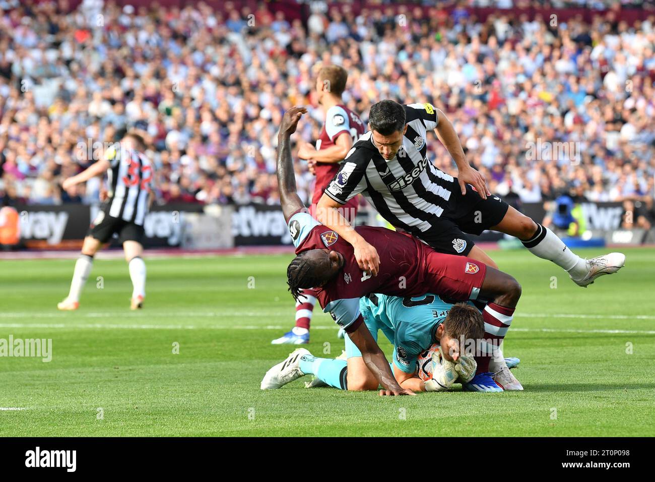 London, Großbritannien. Oktober 2023. Nick Pope aus Newcastle United sammelt den Ball als Fabian Schar aus Newcastle United und Michail Antonio aus West Ham United während des Premier League-Spiels zwischen West Ham United und Newcastle United am 8. Oktober 2023 im London Stadium im Queen Elizabeth Olympic Park in London ankommen. Foto von Phil Hutchinson. Nur redaktionelle Verwendung, Lizenz für kommerzielle Nutzung erforderlich. Keine Verwendung bei Wetten, Spielen oder Publikationen eines einzelnen Clubs/einer Liga/eines Spielers. Quelle: UK Sports Pics Ltd/Alamy Live News Stockfoto