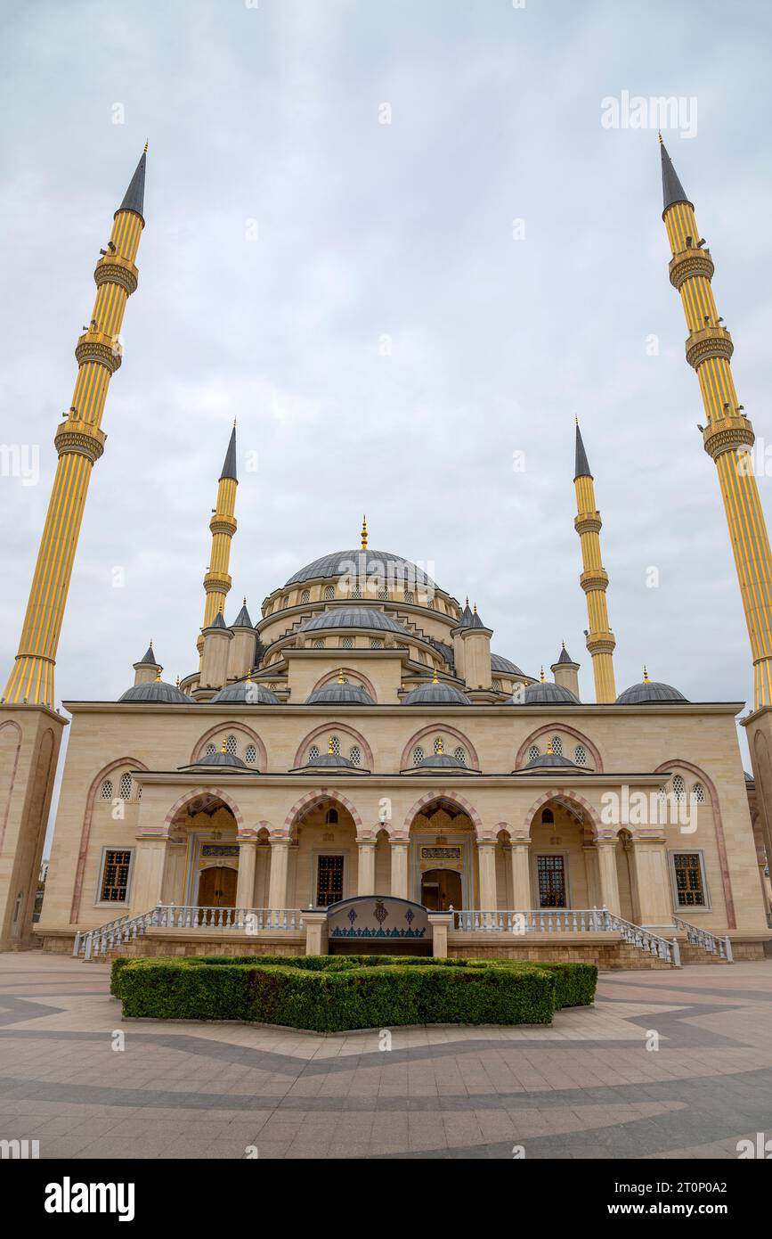 GROSNY, RUSSLAND - 30. SEPTEMBER 2021: Moderne Moschee 'Herz Tschetscheniens'. Grosny, Tschetschenien, Russland Stockfoto