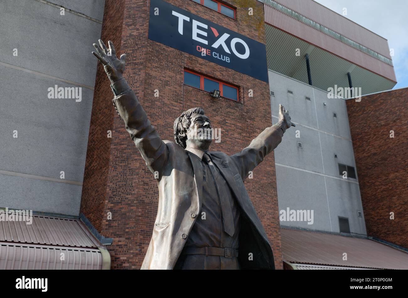 Statue von Sir Alex Ferguson, Arme ausgestreckt, vor Pittodrie, dem Heimstadion des Aberdeen Football Club in Schottland. Stockfoto