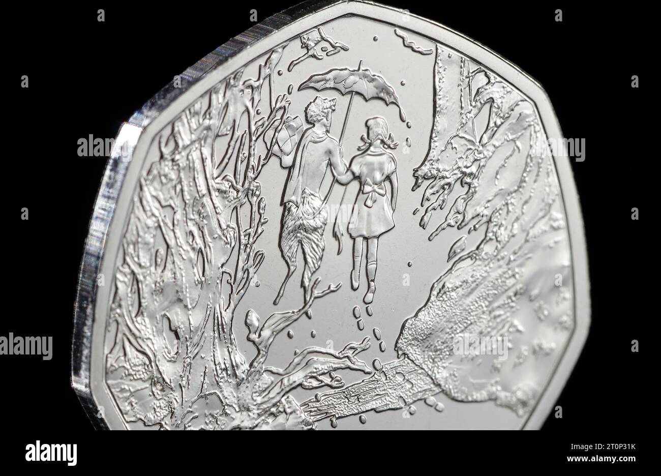 2023 UK 50 Pence Münze mit den Chroniken von Narnia - der Löwe die Hexe und der Kleiderschrank auf der Vorderseite und König Karl III. Auf der Vorderseite Stockfoto