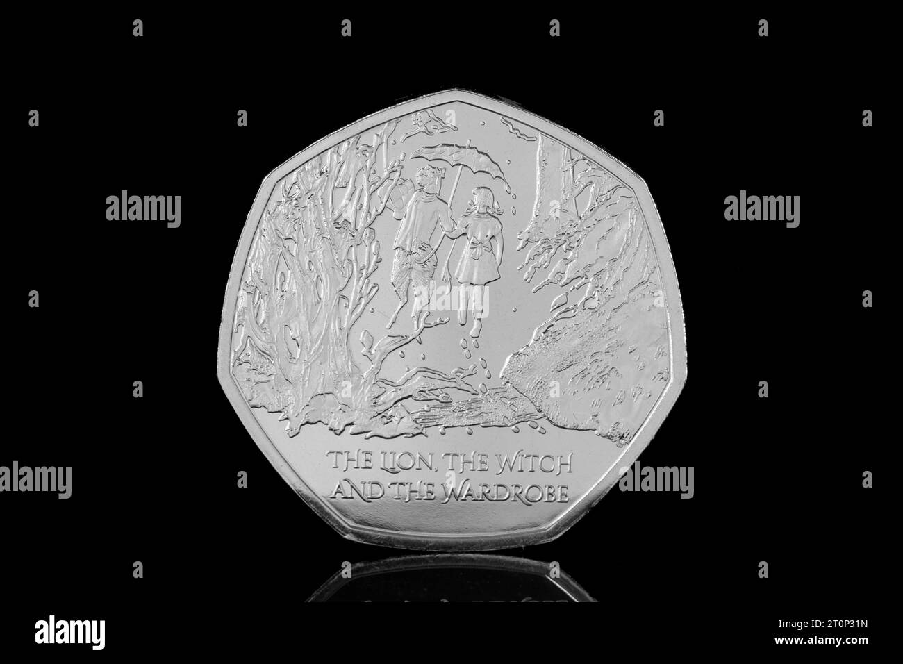 2023 UK 50 Pence Münze mit den Chroniken von Narnia - der Löwe die Hexe und der Kleiderschrank auf der Vorderseite und König Karl III. Auf der Vorderseite Stockfoto