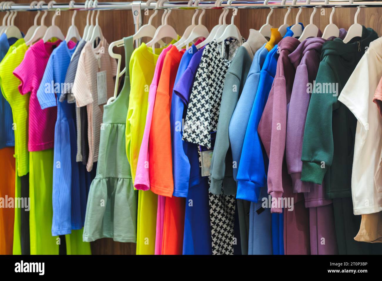 Kinder- und Jugendbekleidung in Kinderbekleidungsgeschäften. Kleidung für Kinder und Jugendliche im Laden Stockfoto