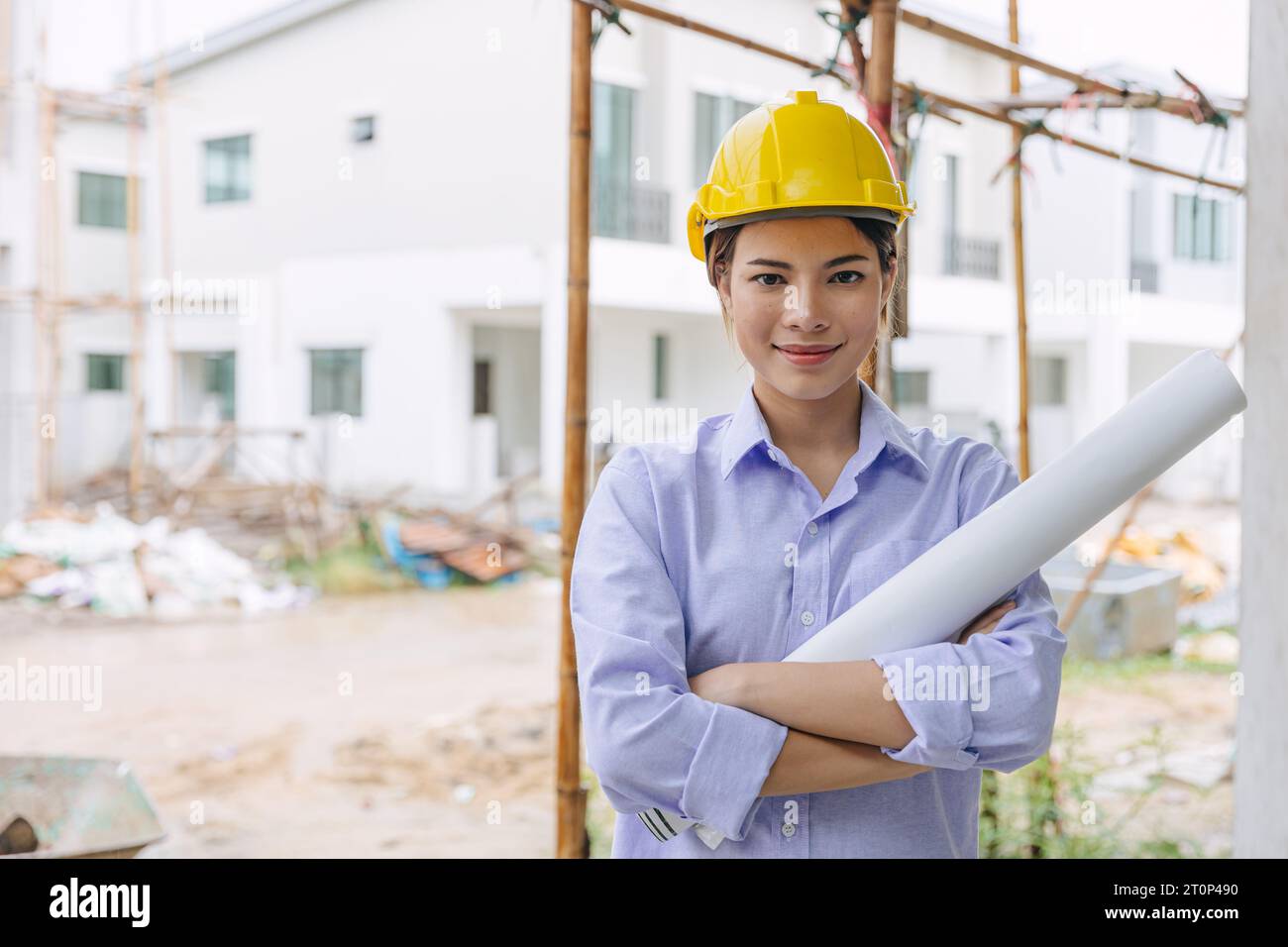 Kluge Frau Ingenieur Bauarbeiter auf der Baustelle. Architect HOME Project Chief Designer Officer mit Gebäudegrundriss. Stockfoto