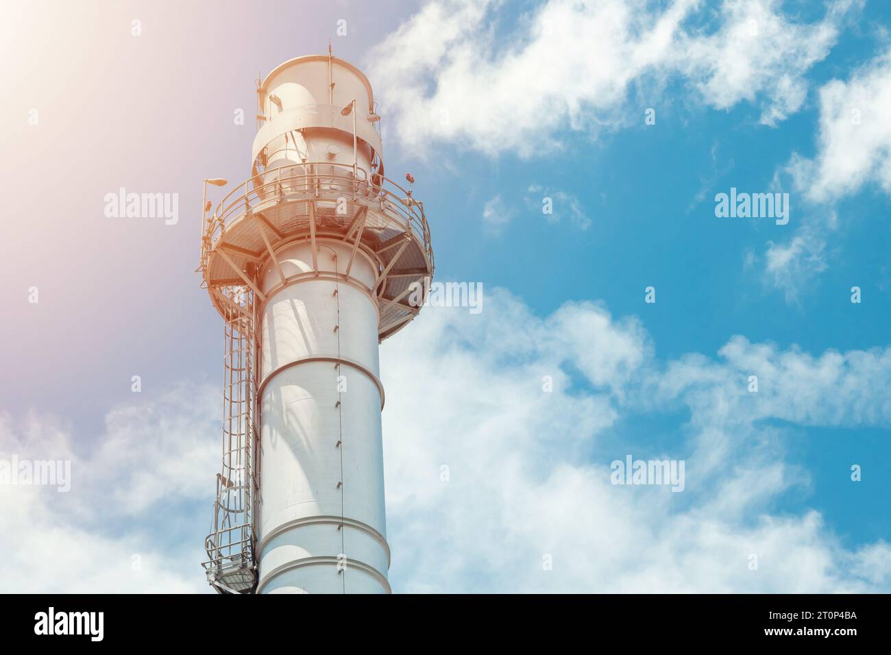 Industriekraftwerk Schornstein Engineering Gebäude vor blauem Himmel Hintergrund Stockfoto