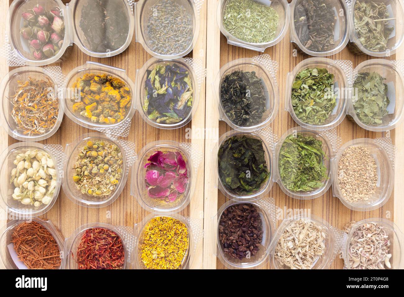 Mischen Sie verschiedene Arten von Kräuteraroma Trockentee aus asiatischen Naturblumen und Kräuterpflanzenblättern Stockfoto