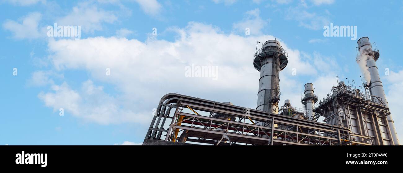 Brennstoffkraftwerk modernes Produktionsgebäude der Energiewirtschaft mit blauem Himmel Hintergrund für sauberes umweltfreundliches, energieeffizientes Banner Stockfoto