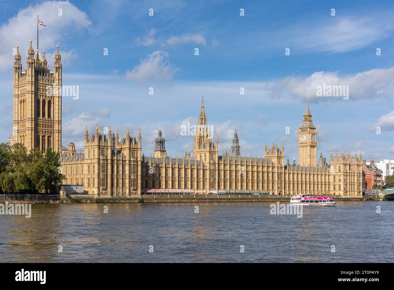 London Eye River Cruise Boat und Houses of Parliament auf der Themse, London Borough of Lambeth, Greater London, England, Vereinigtes Königreich Stockfoto