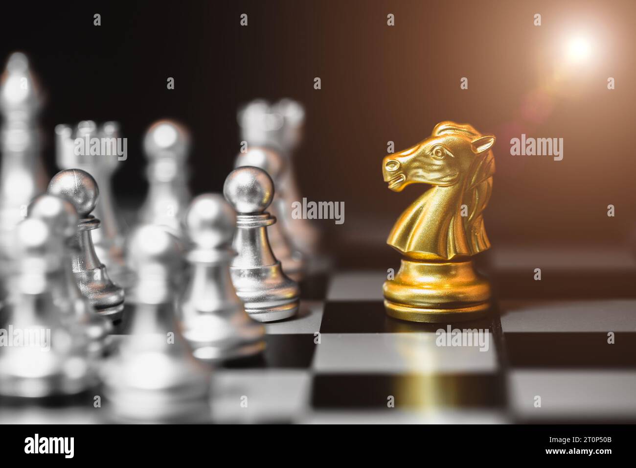 Gold Knight Horse Chess Piece für CEO Business Team Leader Success Executive Manager Concept Stockfoto