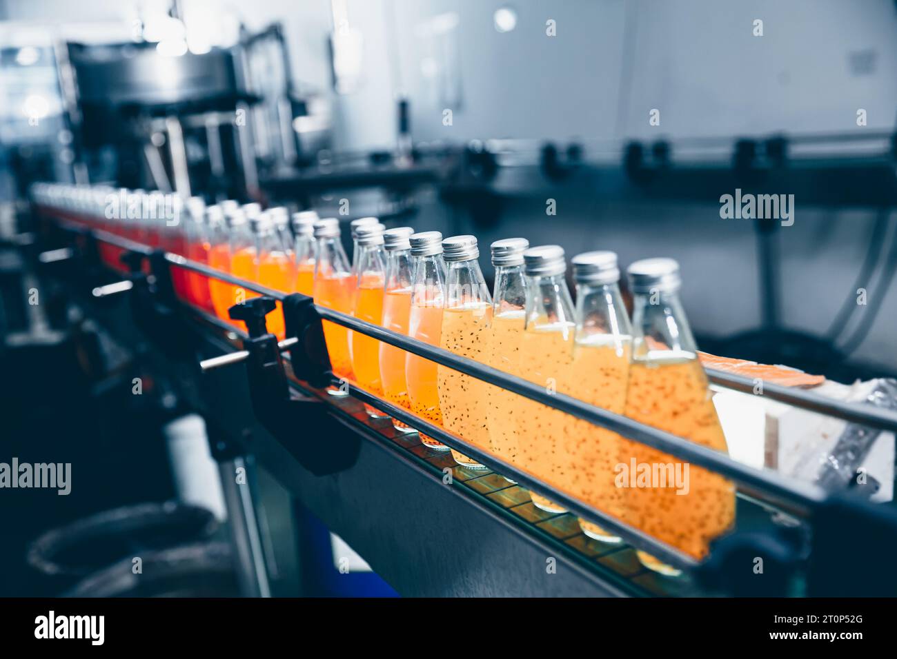 Automatische Produktionslinie der Getränkefabrik. Fruchtsaftgetränk Hygieneprodukt am Förderband niemand Stockfoto