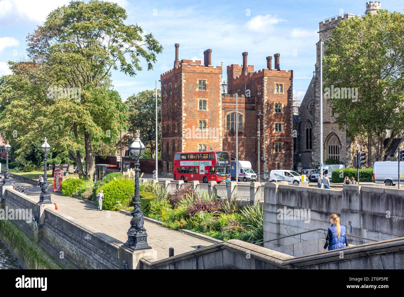 Tudor Gatehouse am Lambeth Palace von Lambeth Bridge, South Bank, London Borough of Lambeth, Greater London, England, Vereinigtes Königreich Stockfoto