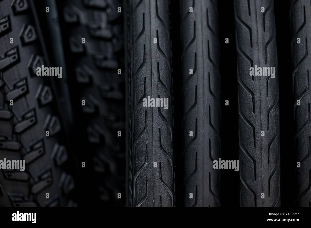Reifenprofil für Fahrradräder. Schwarzer Fahrradreifen für Straßenstraßen und Mountainbike-Strecken als Hintergrund Stockfoto