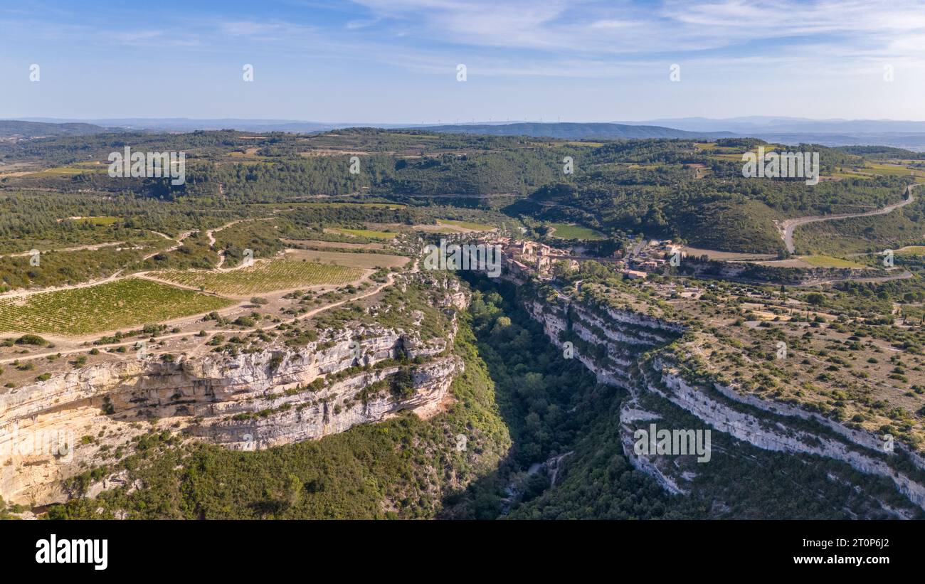 Drohnenfoto der Schlucht du Brian in der Nähe des Dorfes Minerve in Frankreich. Es zeigt einen großen Canyon von oben. Stockfoto