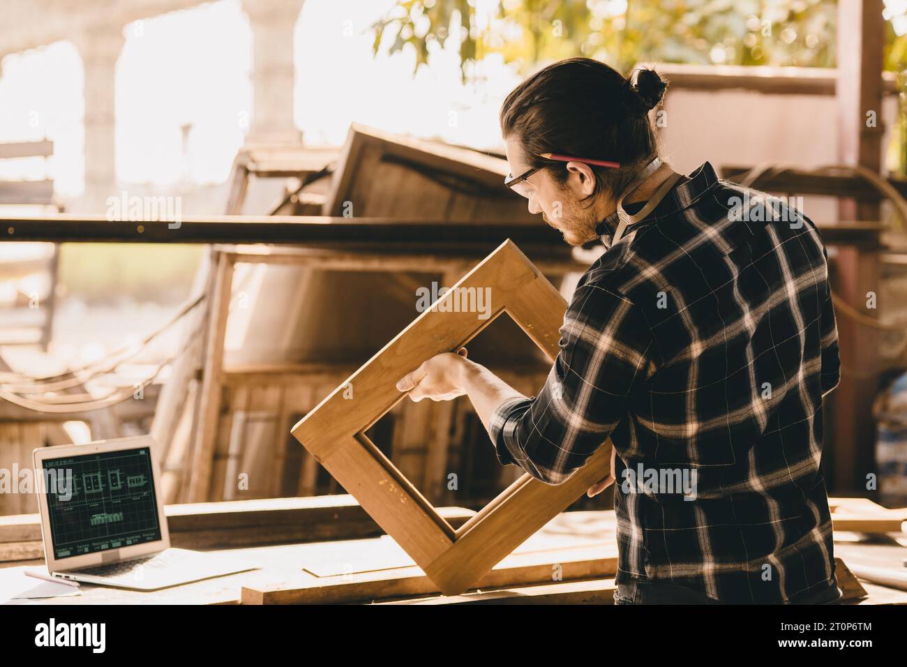 Tischlermann, der Holzmöbel in Holzwerkstatt herstellt, professionelle hochqualifizierte echte, authentische, handgefertigte Arbeiter. Stockfoto
