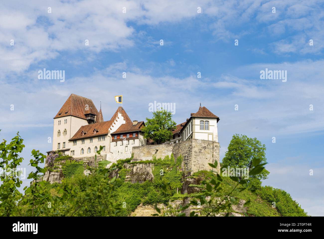 Schloss Burgdorf an der Emme hoch auf einem Hügeleingang zum Emmental, Kanton Bern in der Schweiz Stockfoto