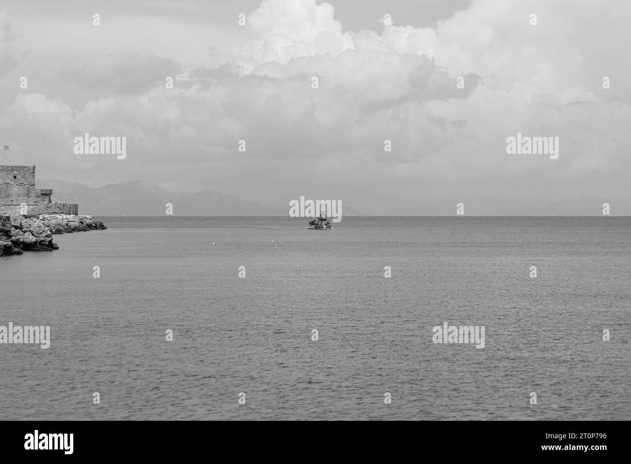 Rotes Poseidon U-Boot während der Tour im Ozean vor Rhodos Stadt mit Abfahrt vom Hafen von Mandraki in Schwarz-weiß Stockfoto