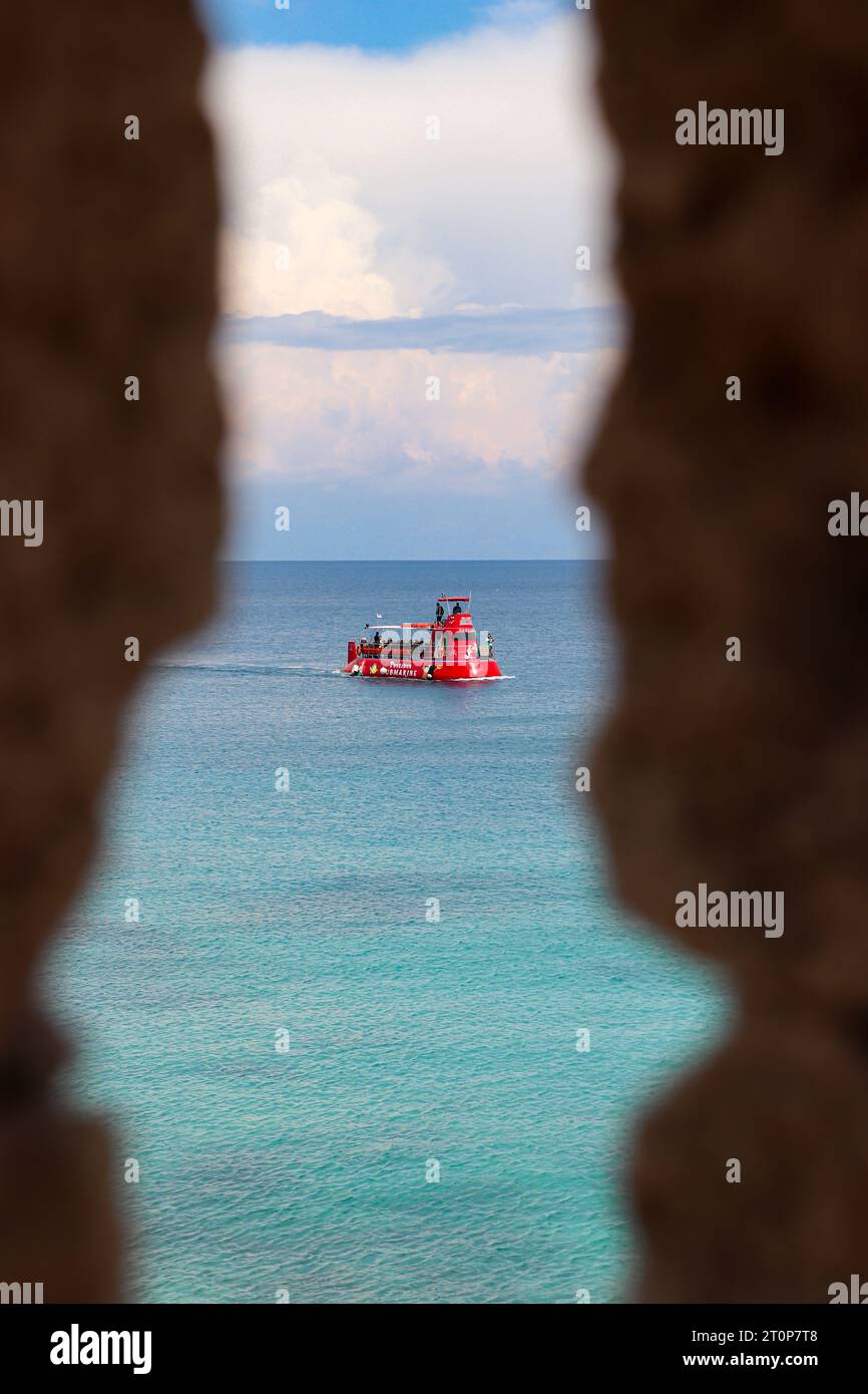 Poseidon U-Boot während der Tour ab Mandraki Harbor aus einem Fensterloch in der Festung der Stadt Stockfoto