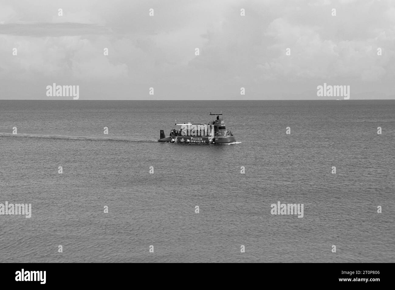 Poseidon U-Boot während der Tour im Ozean vor Rhodos Stadt mit Abfahrt vom Hafen von Mandraki in Schwarz-weiß Stockfoto